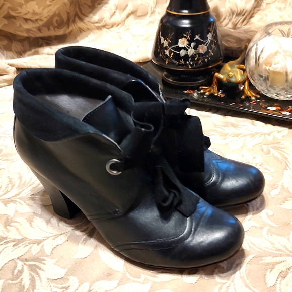 Hush Puppies Shoes - 🐈‍⬛ Glorious RARE Vintage Hush Puppies Velvet Ribbon Spectator Booties - 7.5M
